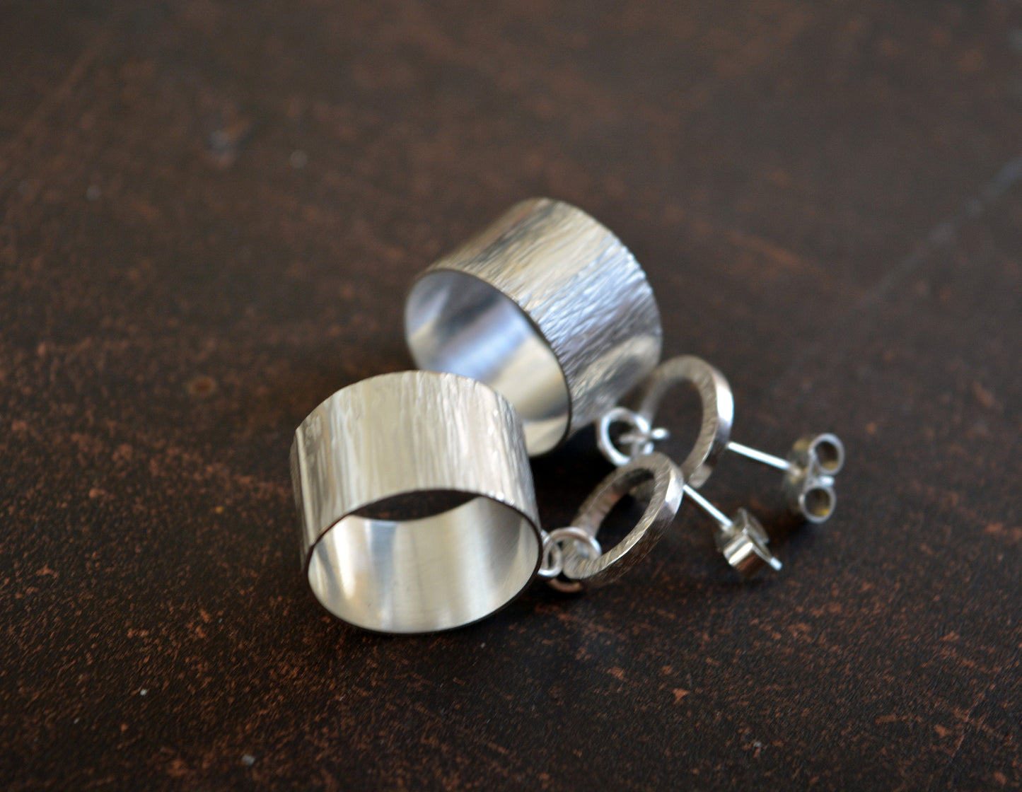 Sterling silver hammered circle stud earrings.