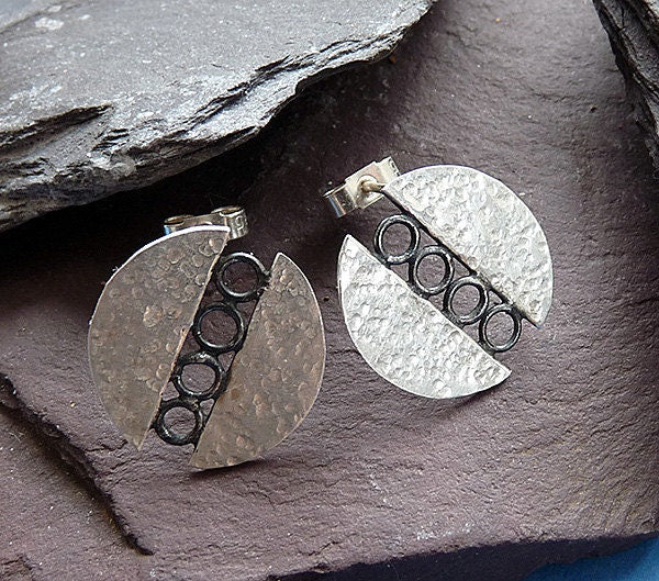 Sterling silver circle stud earrings.