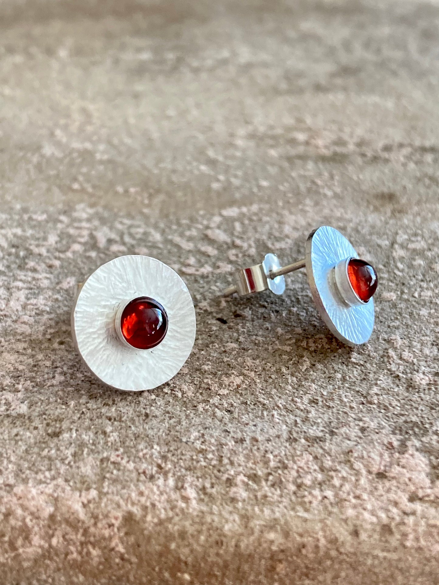 Garnet sterling silver hammered disc stud earrings.