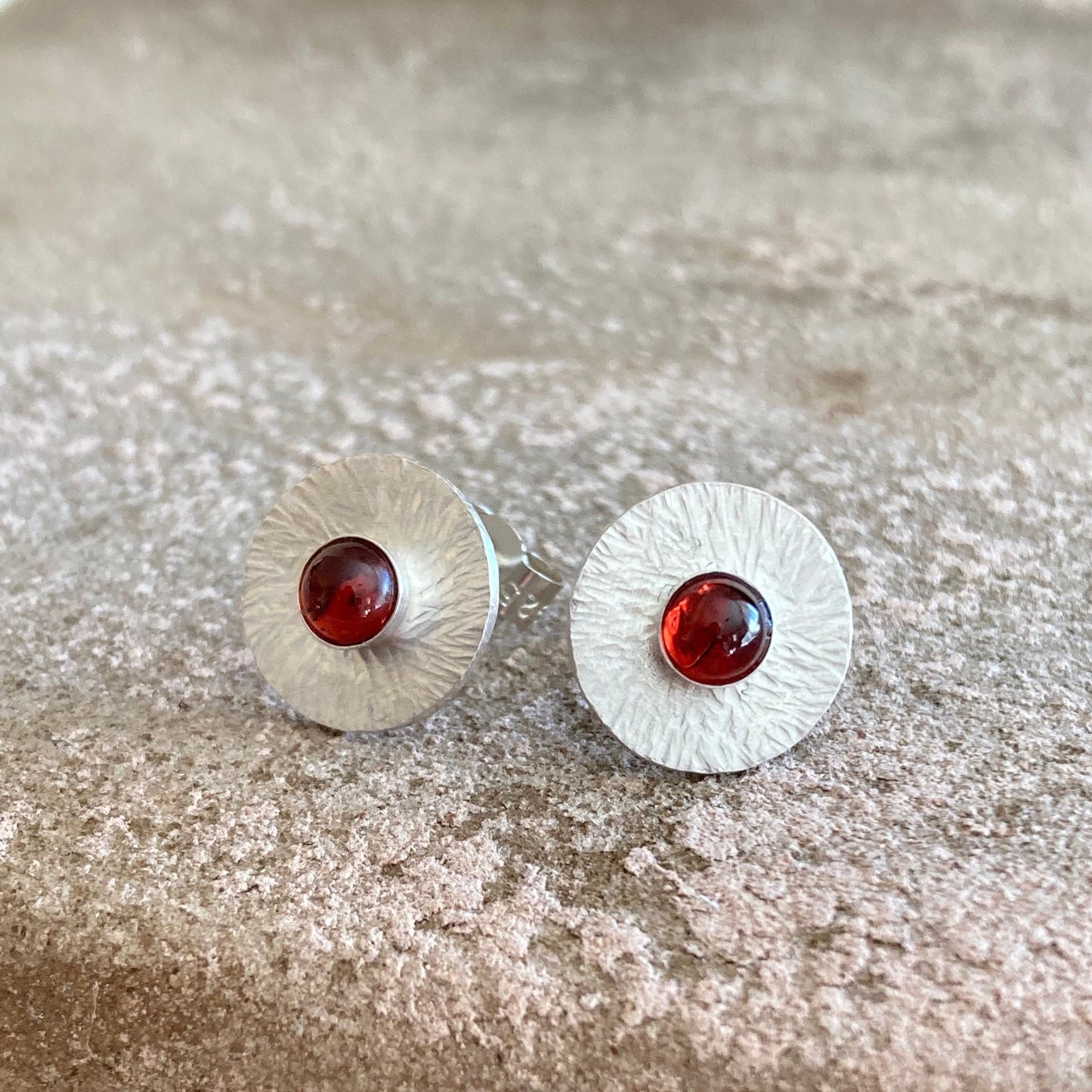Garnet sterling silver hammered disc stud earrings.