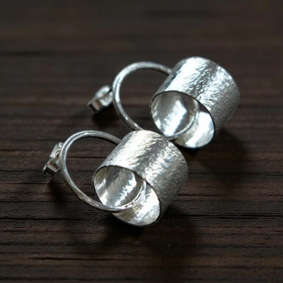 Sterling silver circle stud earrings.