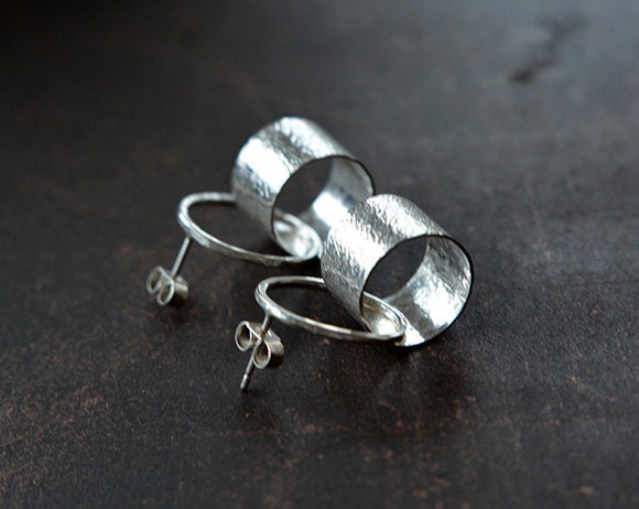 Sterling silver circle stud earrings.