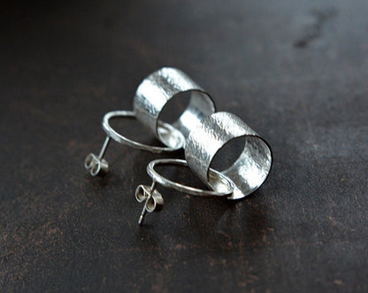 Sterling silver circle stud earrings.